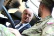 Minister obrany odovzdal vojakom nov vozidl